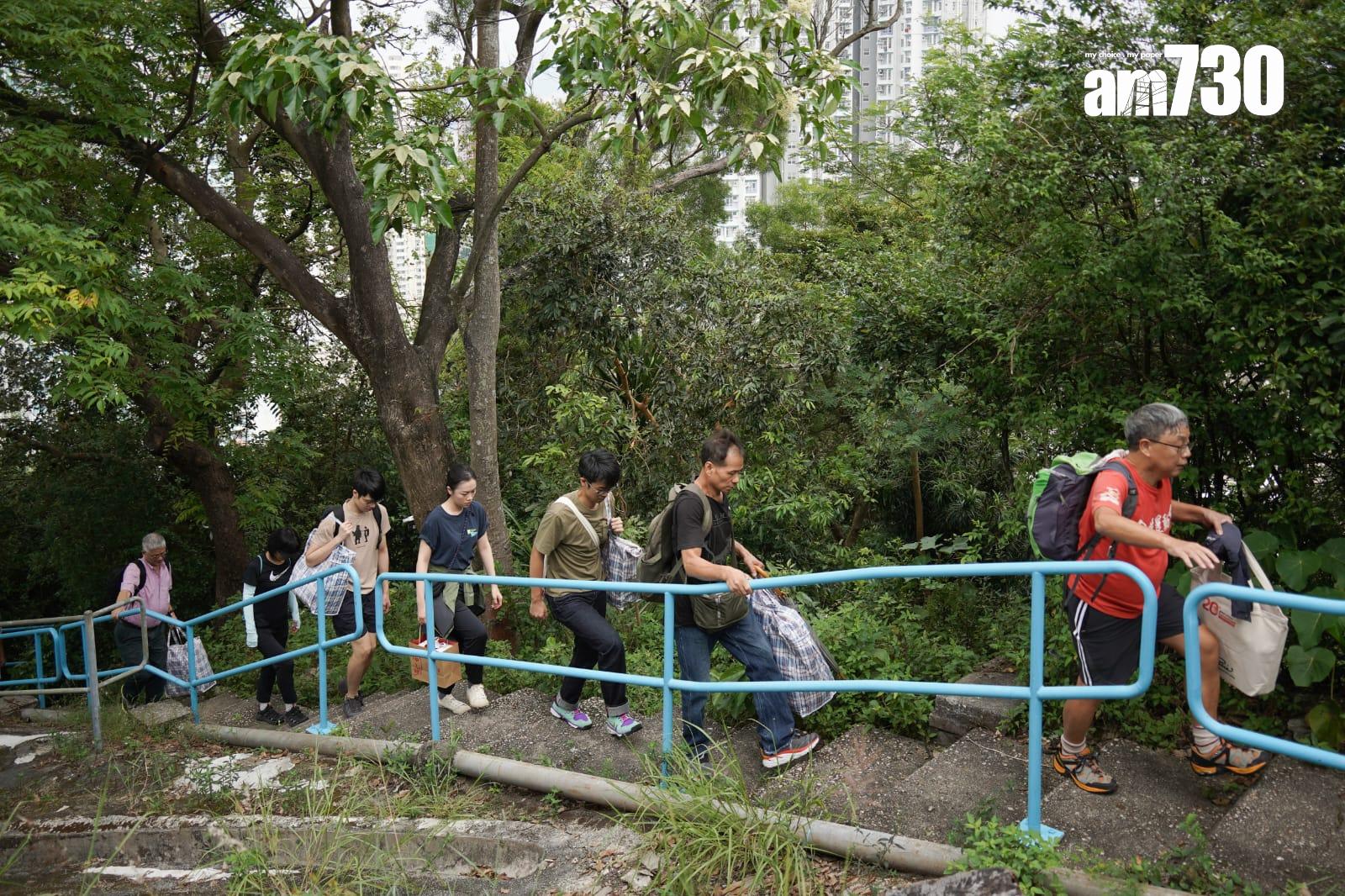 市民趁重陽上山祭祖。(李睿哲攝)