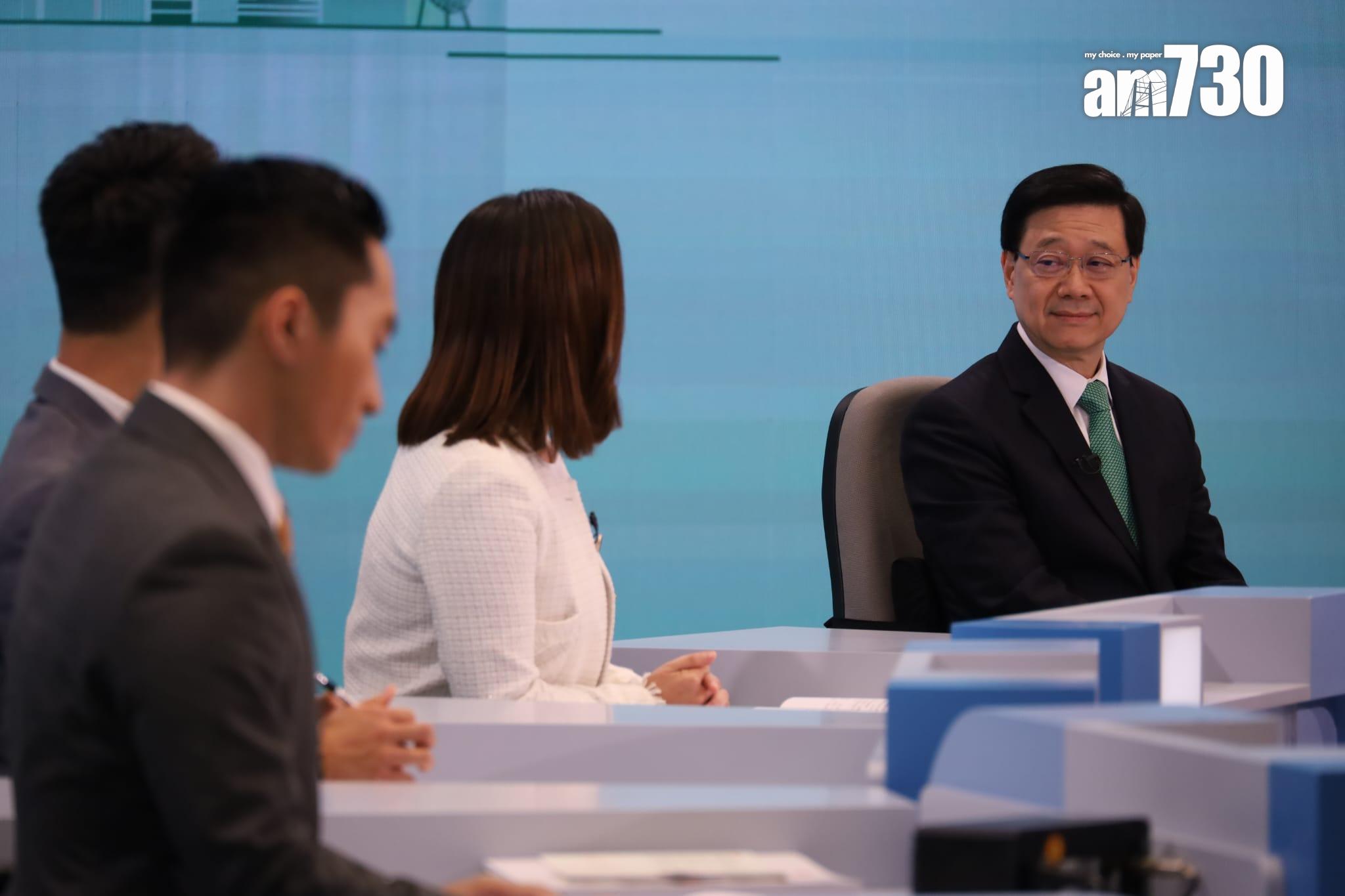 特首李家超今早出席電台聯播的《行政長官施政答問》。(鍾式明攝)