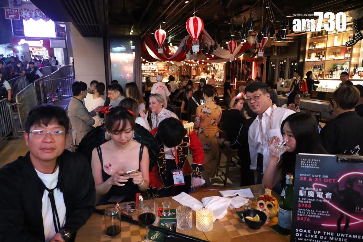 在萬聖節前夕,蘭桂坊擠滿大批悉心打扮的市民。(鍾式明攝)