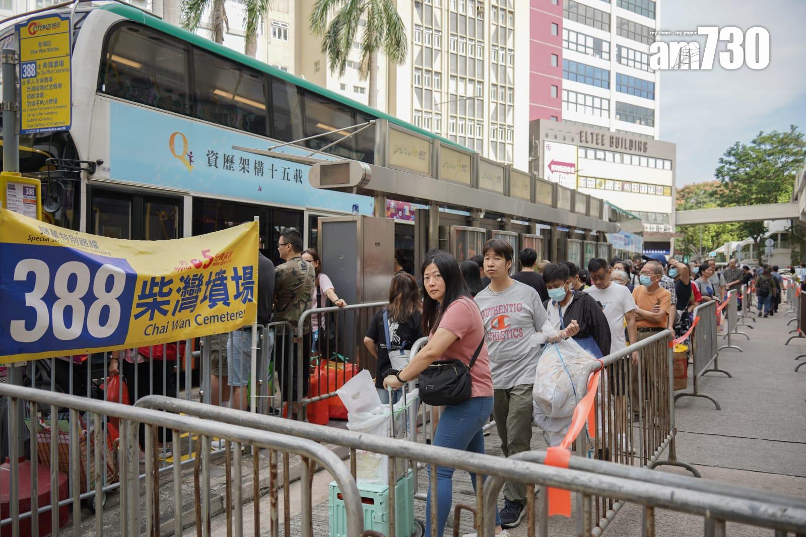 市民趁重陽上山祭祖。(李睿哲攝)