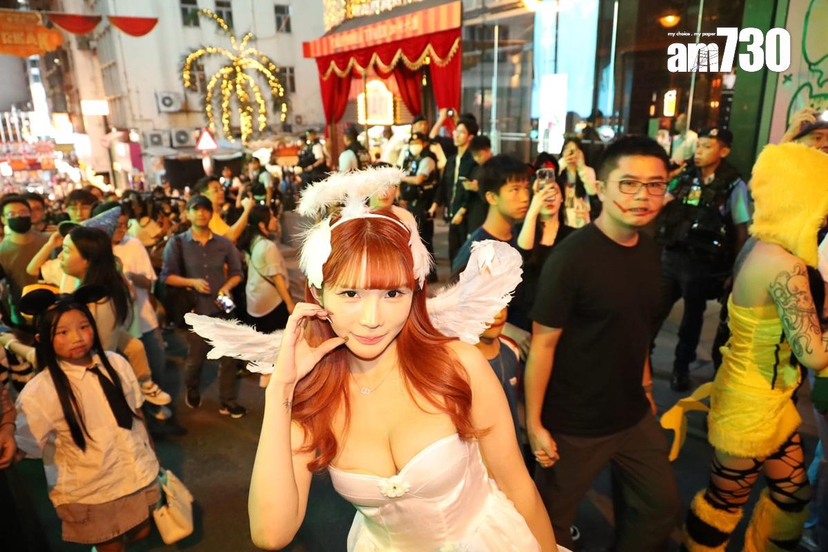 在萬聖節前夕,蘭桂坊擠滿大批悉心打扮的市民。(鍾式明攝)