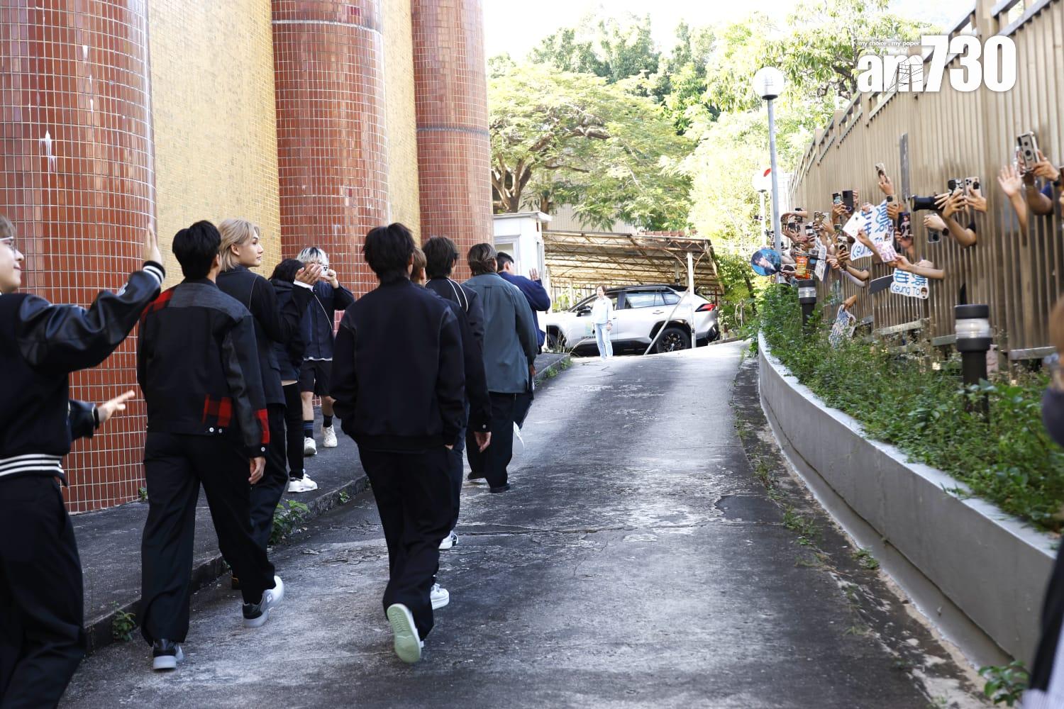 MIRROR今日到商台宣傳最新團歌《Catch a Vibe》,逗留逾三小時才步出正門離開。