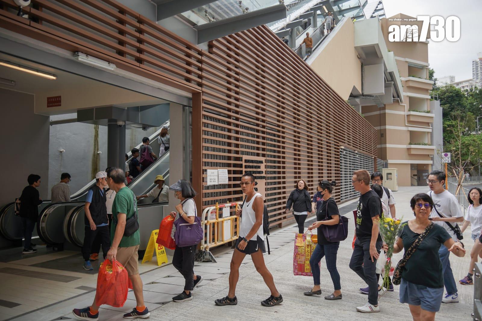 市民趁重陽上山祭祖。(李睿哲攝)