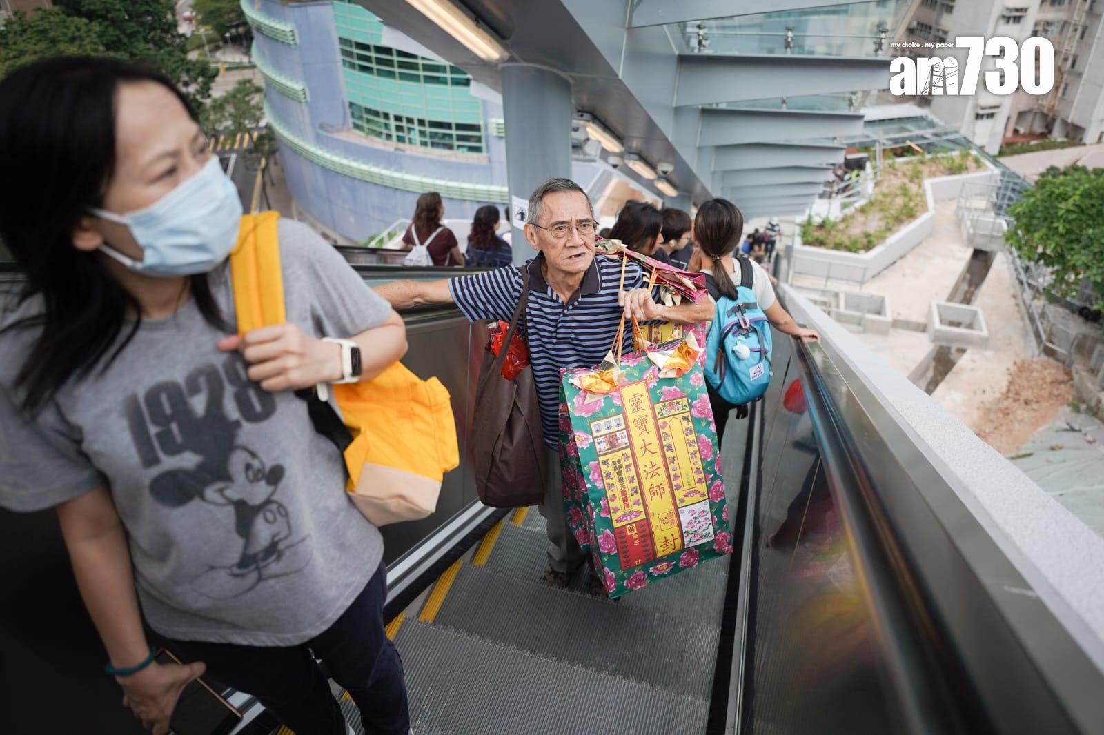 市民趁重陽上山祭祖。(李睿哲攝)