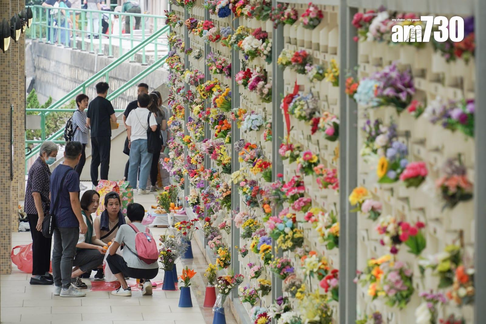 市民趁重陽上山祭祖。(李睿哲攝)