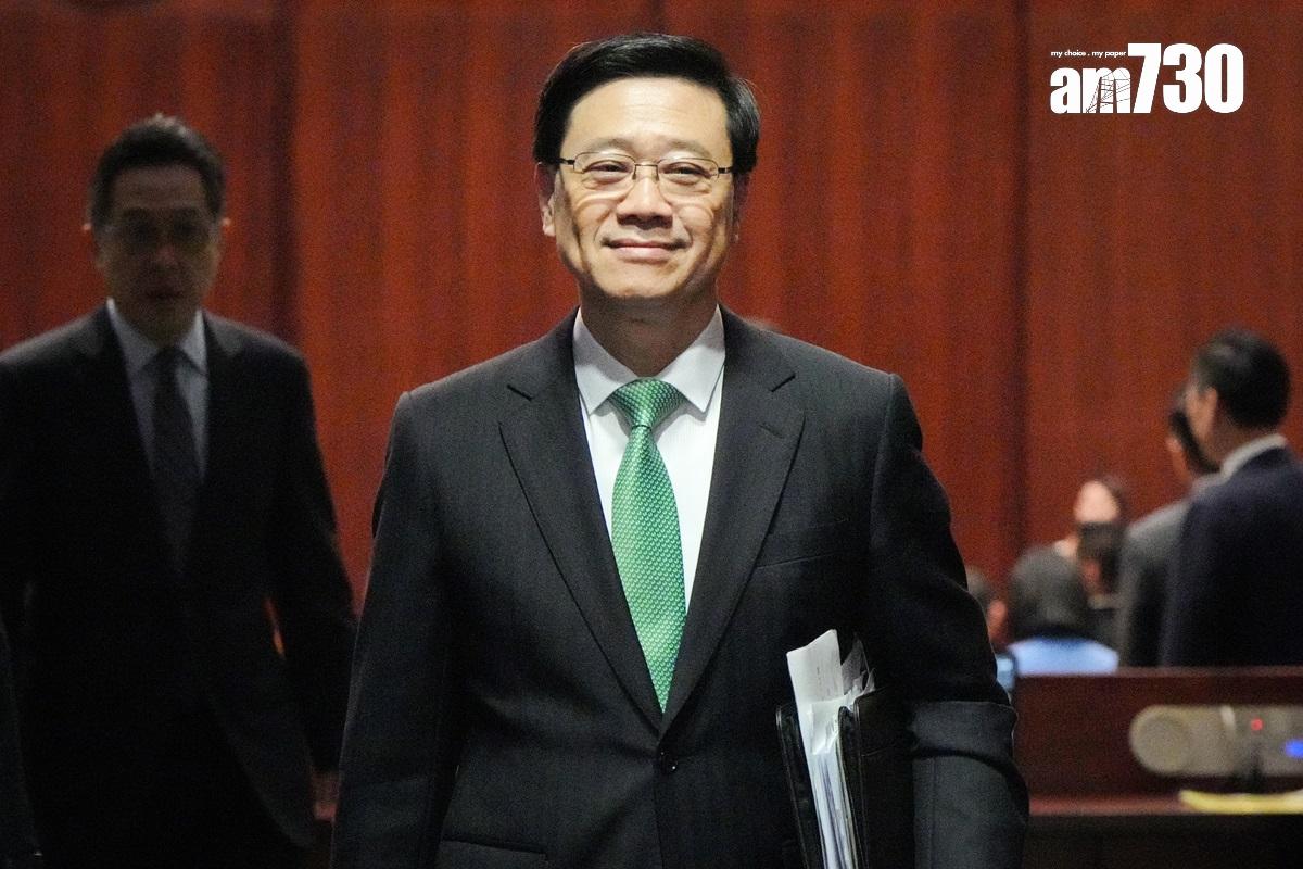 李家超之前講過,呢條綠呔嘅花紋代表住中華民族不同時期嘅文明風貌。(李睿哲攝)