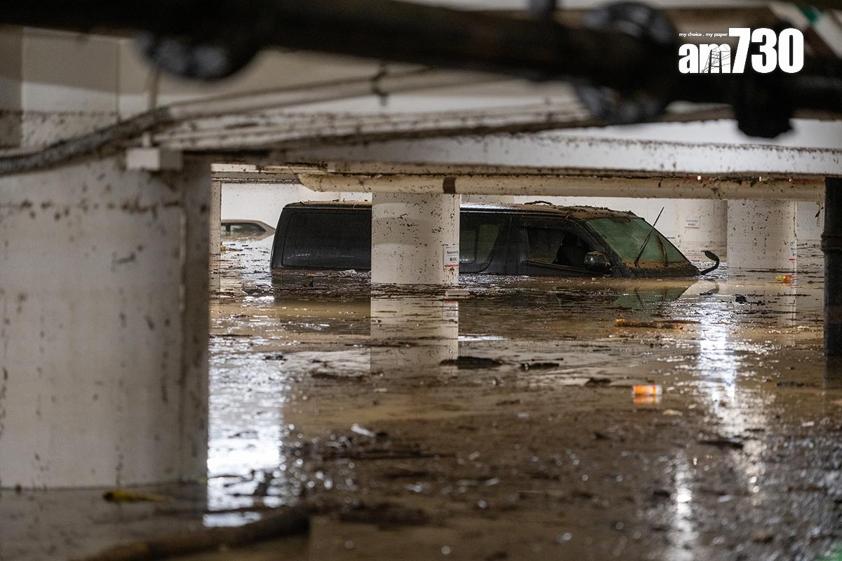 環翠邨停車場9月出現嚴重水浸,場內汽車幾乎淹浸至沒頂。(資料圖片/陳奕釗攝)