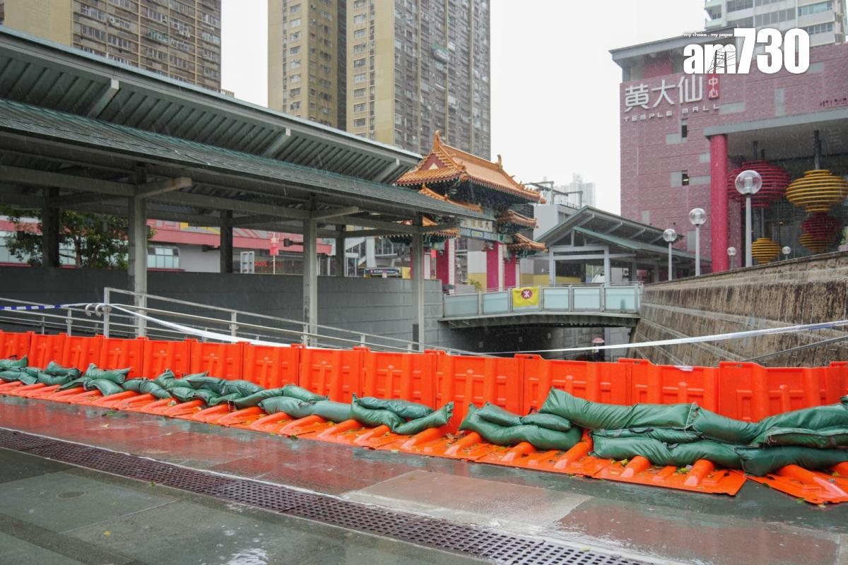 颱風小犬|上月世紀暴雨下成重災區的黃大仙中心,今日已在商場入口外擺放擋水板和堆起沙包。(李睿哲攝)