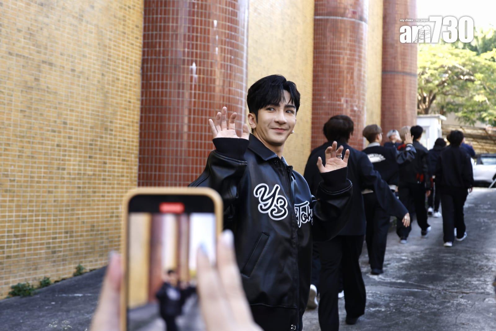 MIRROR今日到商台宣傳最新團歌《Catch a Vibe》,逗留逾三小時才步出正門離開。