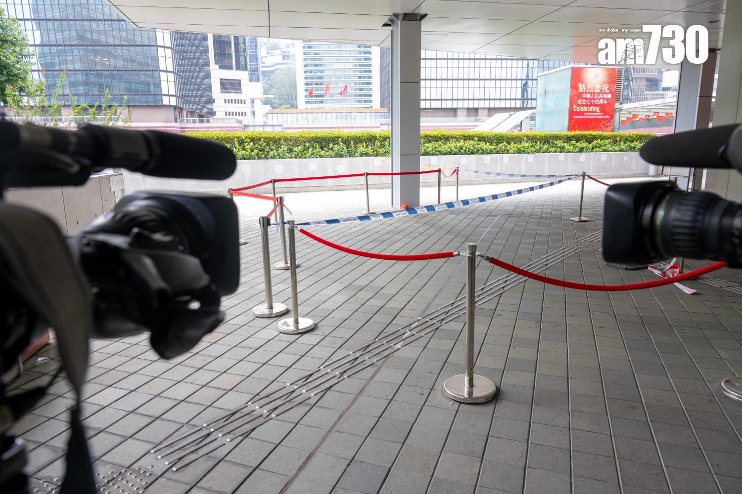 政府總部對開行人天橋發生持刀傷人案,現場事後被圍封。(陳奕釗攝)