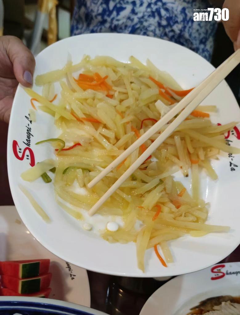 KK園區新招數?陸客遊泰國食團餐 驚見混入一大一小兩粒藥丸(圖片來源:小紅書)