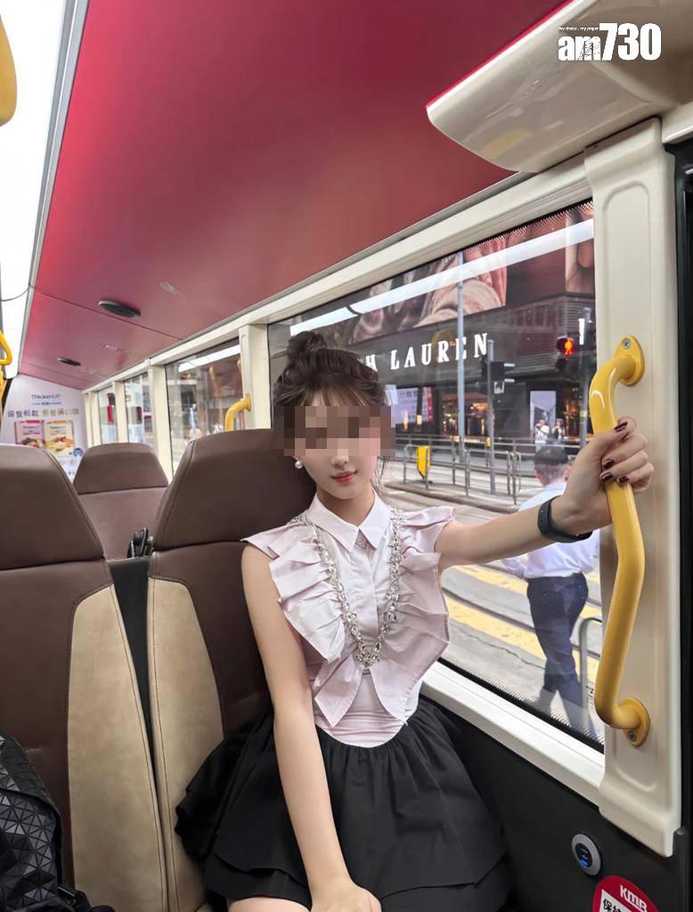 內地女遊客在香港巴士上打卡。(圖片來源:小紅書)