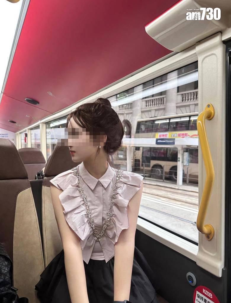 內地女遊客在香港巴士上打卡。(圖片來源:小紅書)