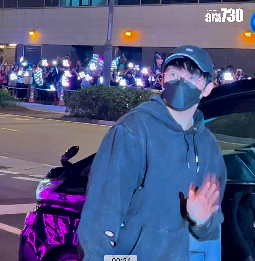 陳卓賢Ian急步上車離開。