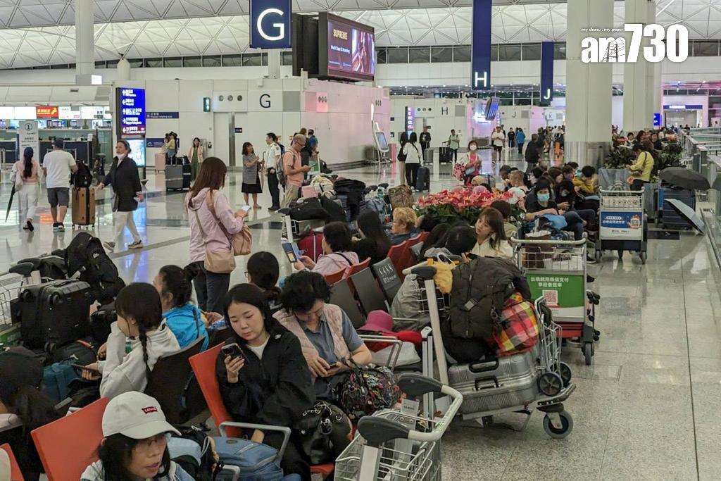 颱風小犬襲港期間,機場有多班航班延誤或取消。(羅庸軒攝)
