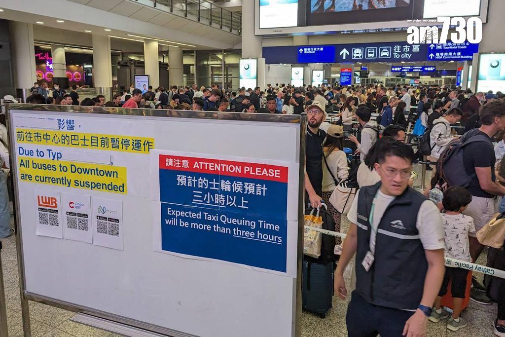 有大量旅客滯留機場輪候的士。(羅庸軒攝)