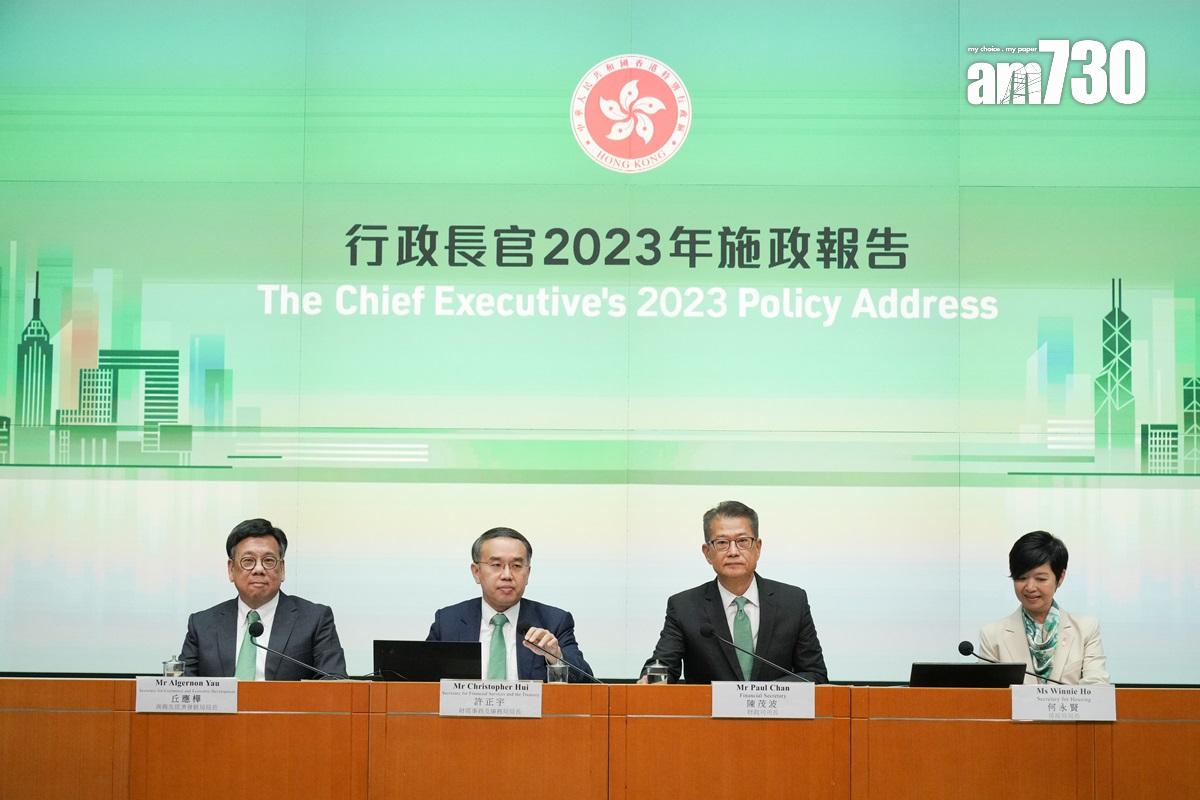 問責官員繼續打綠色呔同戴綠色領巾。(李睿哲攝)