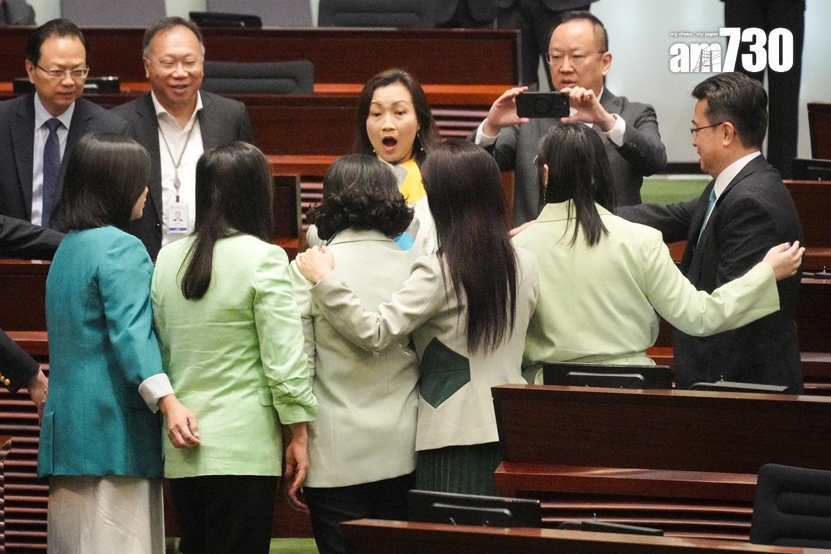 着綠色褸嘅女議員齊齊同麥美娟合照。(李睿哲攝)