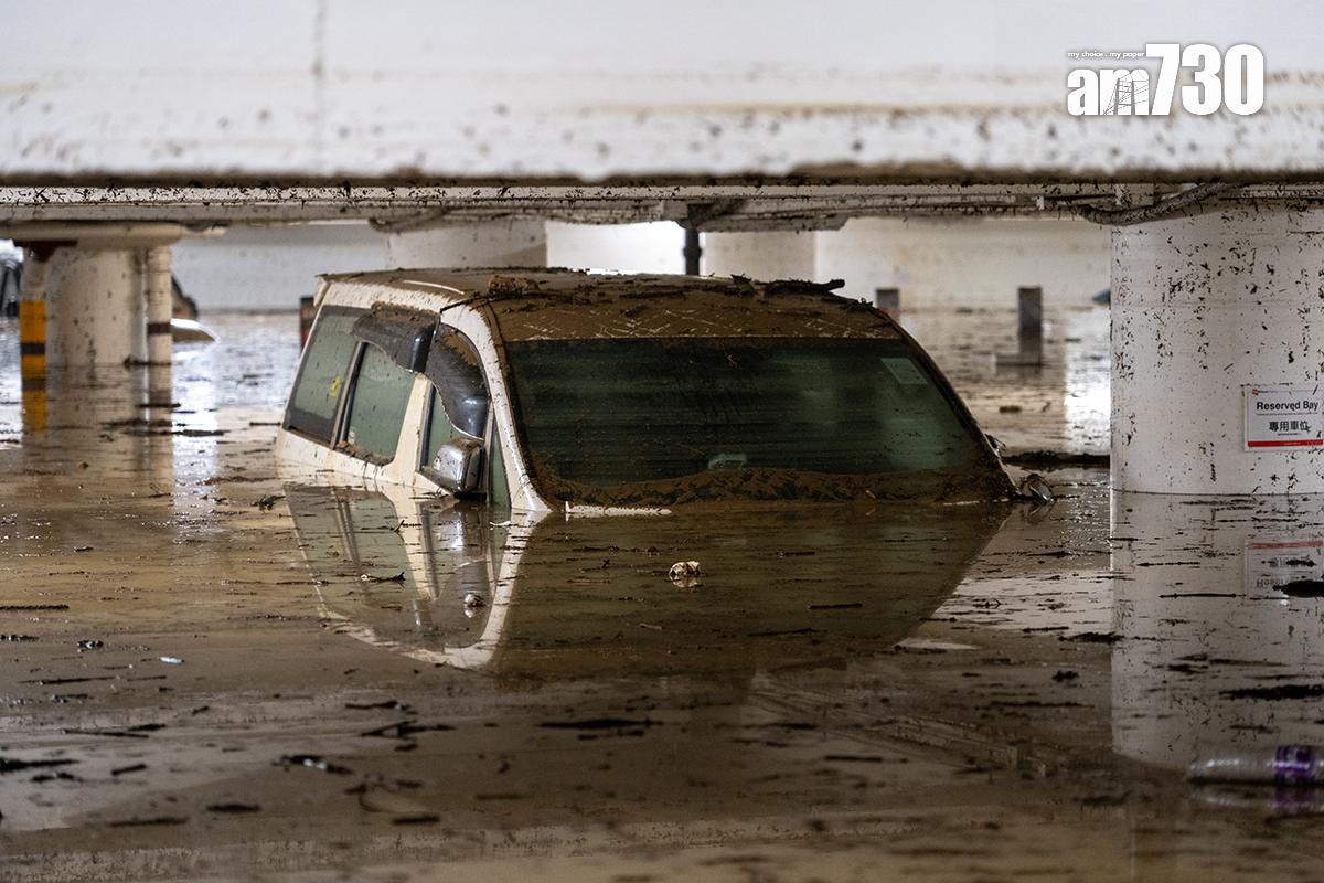 環翠邨停車場9月出現嚴重水浸,場內汽車幾乎淹浸至沒頂。(資料圖片/陳奕釗攝)
