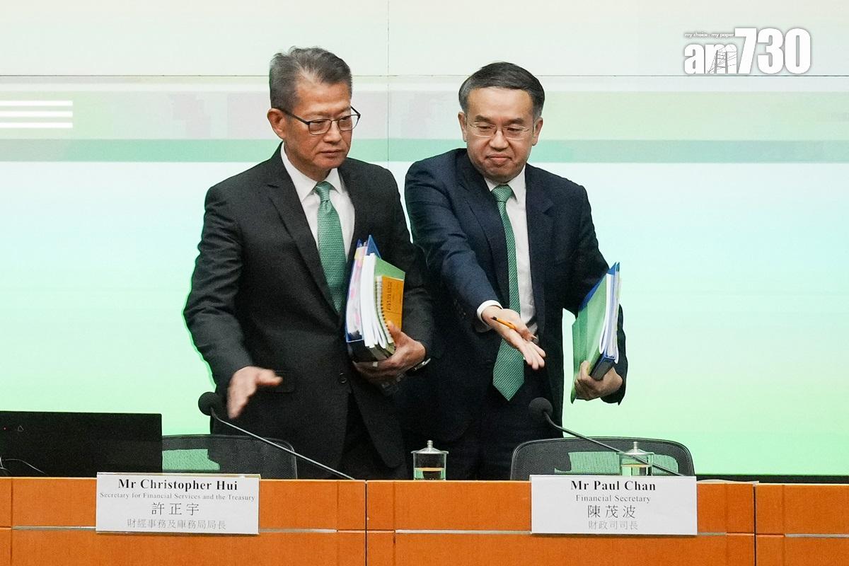 財政司司長陳茂波(左)同財經事務及庫務局局長許正宇齊齊打綠色呔。(李睿哲攝)