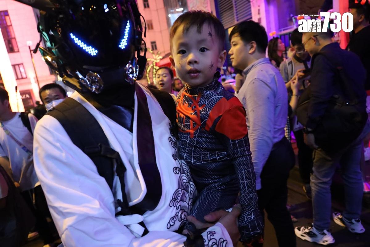 在萬聖節前夕,蘭桂坊擠滿大批悉心打扮的市民。(鍾式明攝)