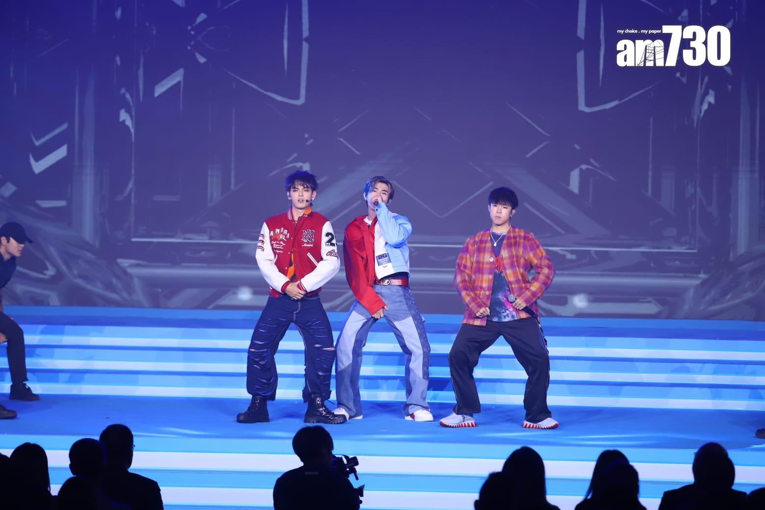 P1X3L為活動載歌載舞,三子站台跳唱新歌《BOMB》。