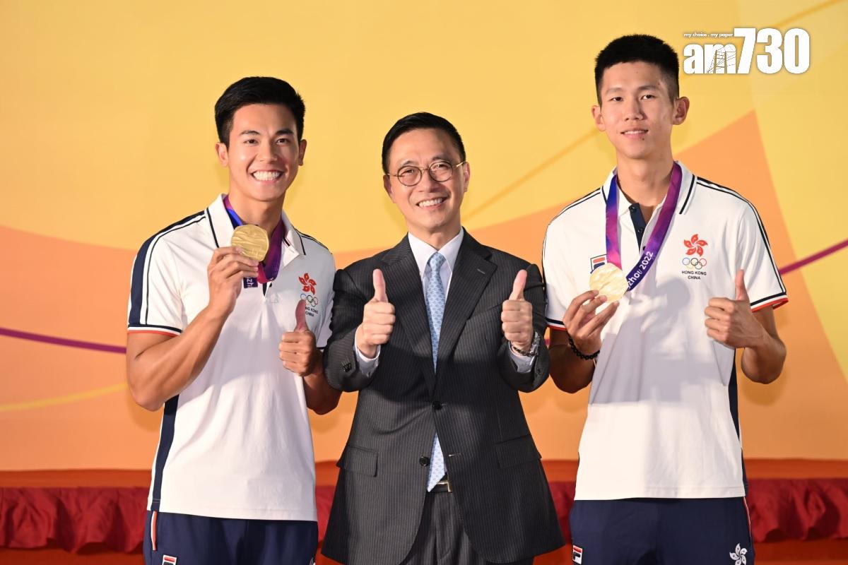 楊潤雄(中)與港隊在今屆亞運奪得首面金獎的王瑋駿(右)、林新棟(左)合照。(陳奕釗攝)