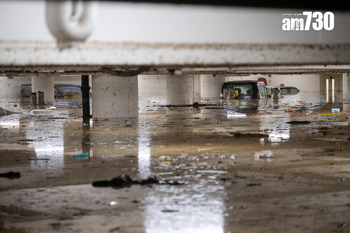 環翠邨停車場9月出現嚴重水浸,場內汽車幾乎淹浸至沒頂。(資料圖片/陳奕釗攝)