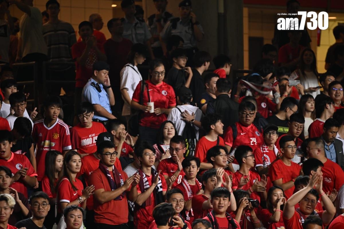 有觀眾展示香港旗遭警員帶走並搜查隨身物品。(陳奕釗攝)