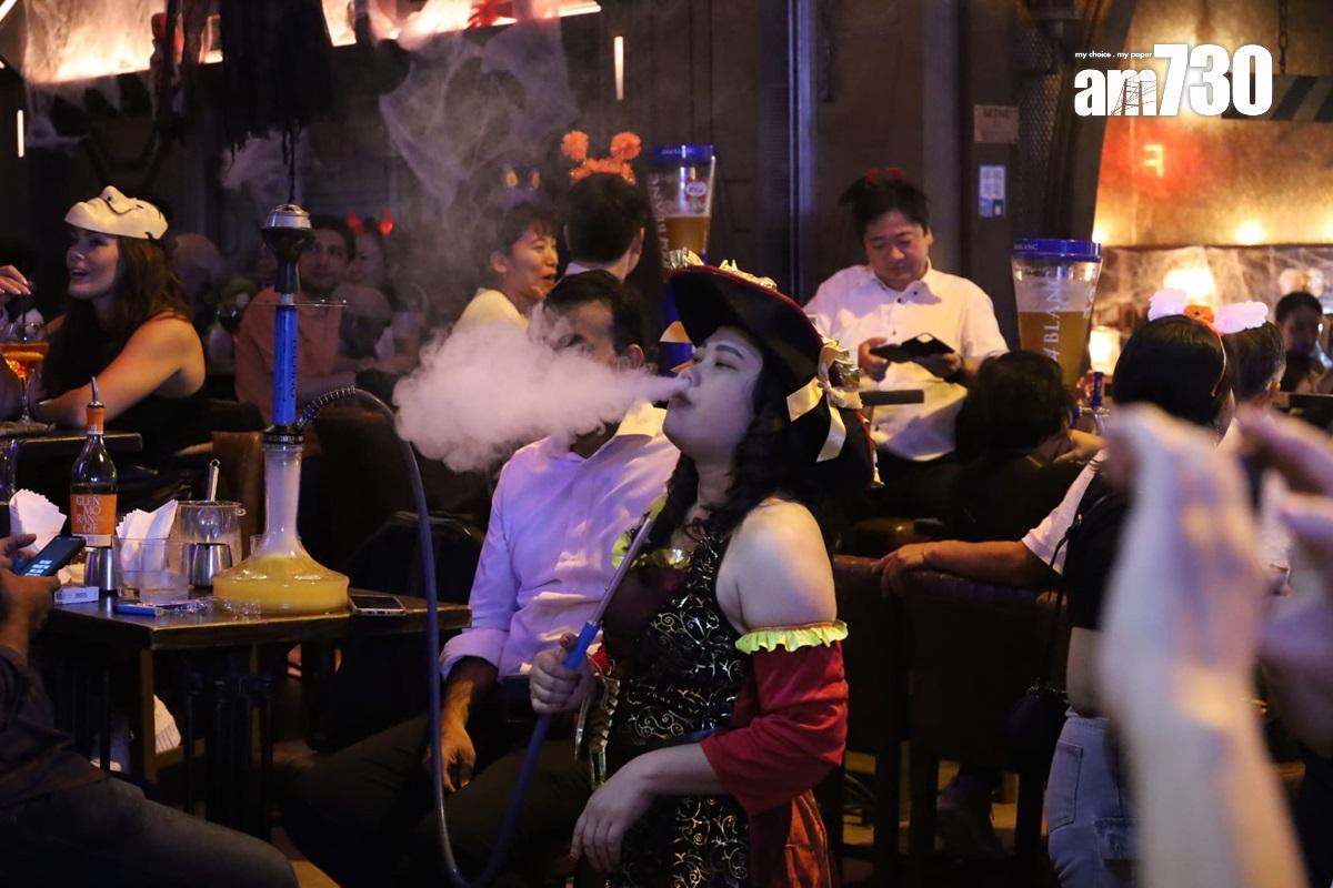 在萬聖節前夕,蘭桂坊擠滿大批悉心打扮的市民。(鍾式明攝)