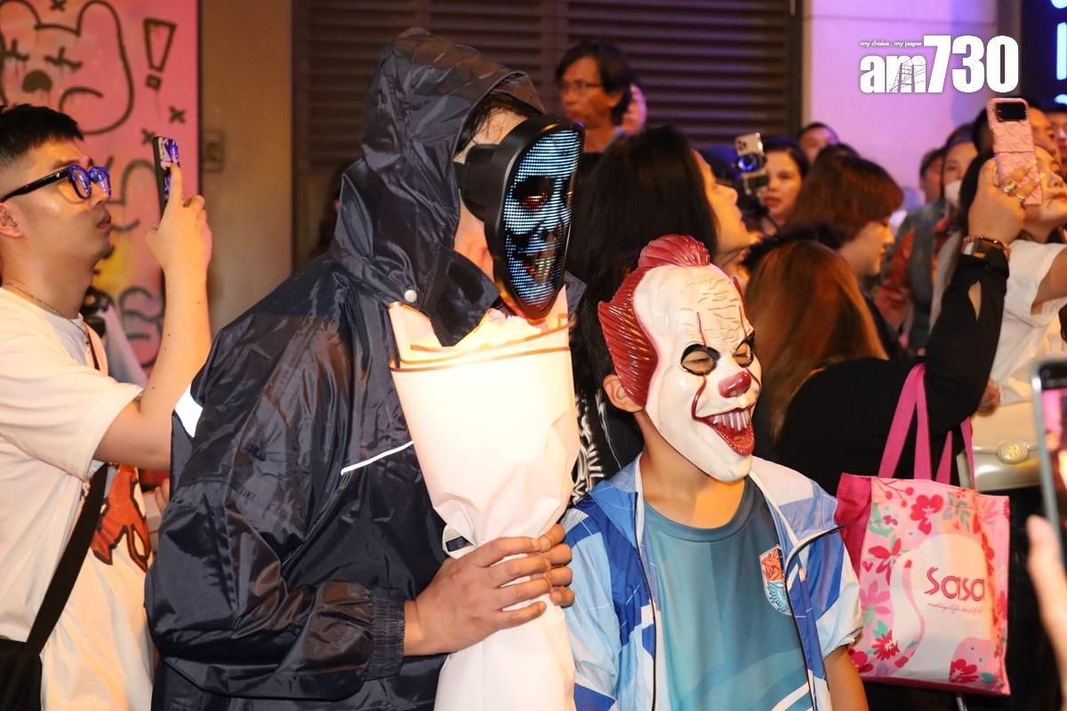 在萬聖節前夕,蘭桂坊擠滿大批悉心打扮的市民。(鍾式明攝)