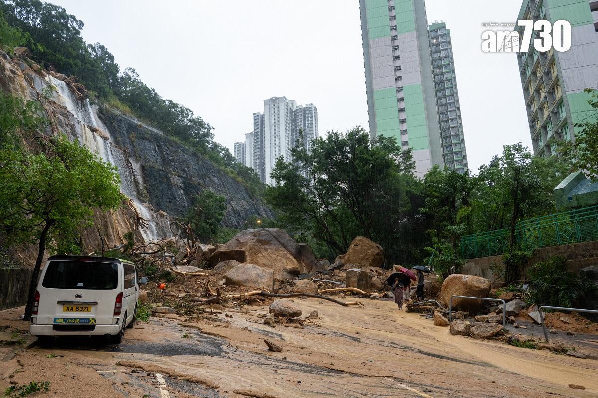 筲箕灣耀興道在去年9月一場世紀暴雨後,發生嚴重山泥傾瀉。(資料圖片/陳奕釗攝)