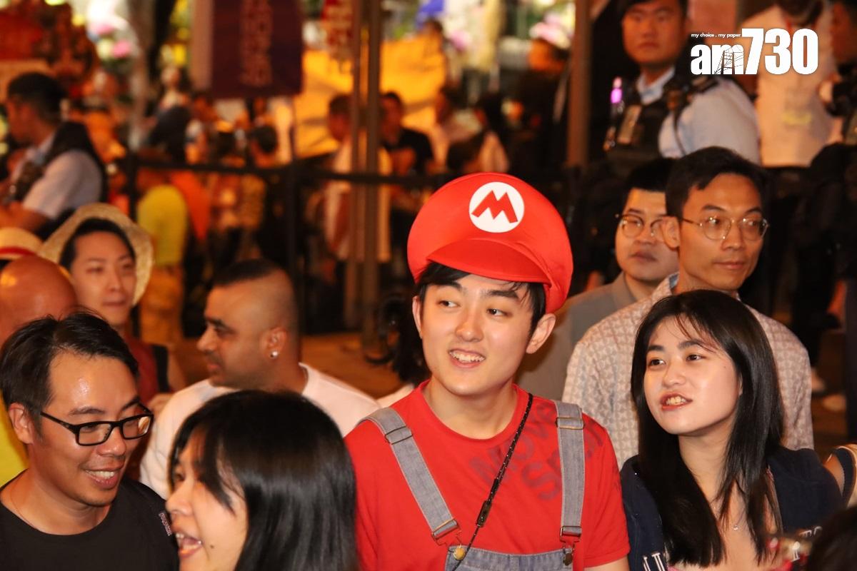 在萬聖節前夕,蘭桂坊擠滿大批悉心打扮的市民。(鍾式明攝)