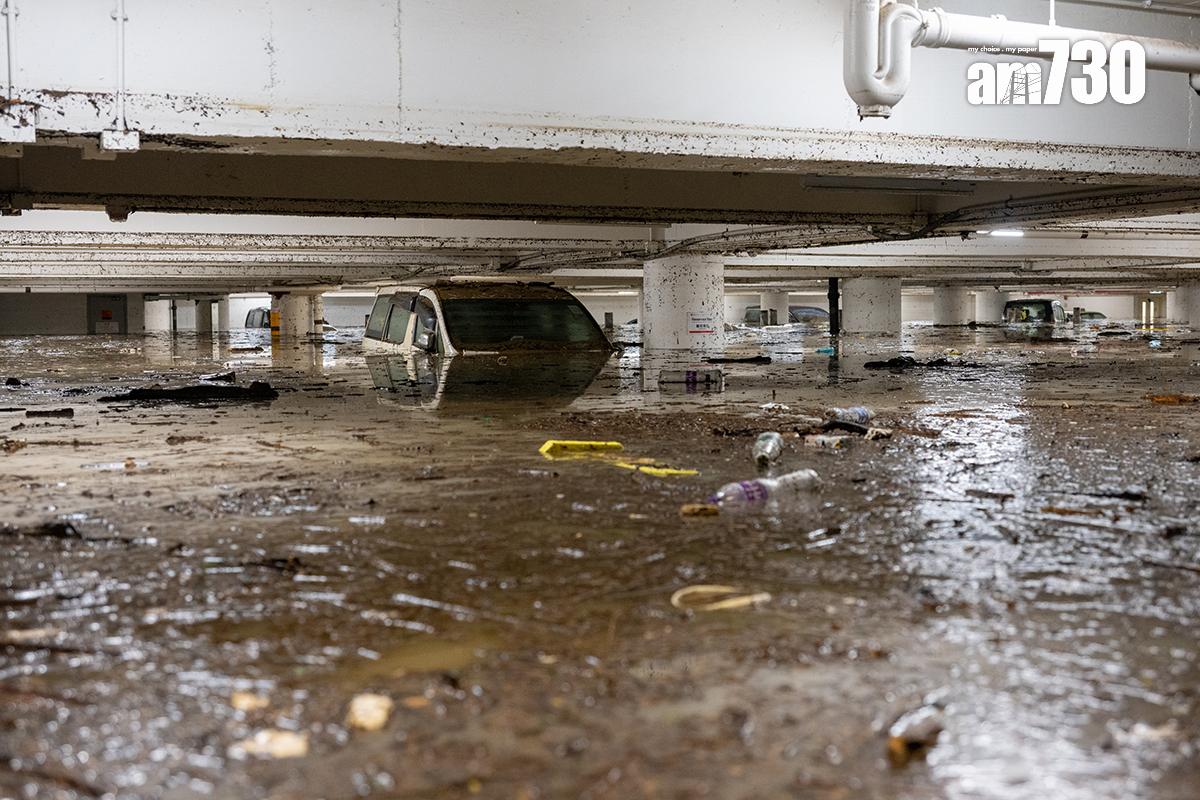 環翠邨停車場9月出現嚴重水浸,場內汽車幾乎淹浸至沒頂。(資料圖片/陳奕釗攝)