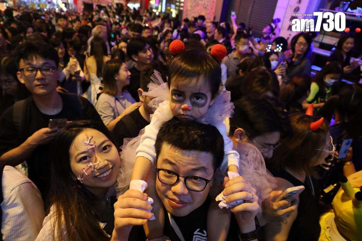 在萬聖節前夕,蘭桂坊擠滿大批悉心打扮的市民。(鍾式明攝)