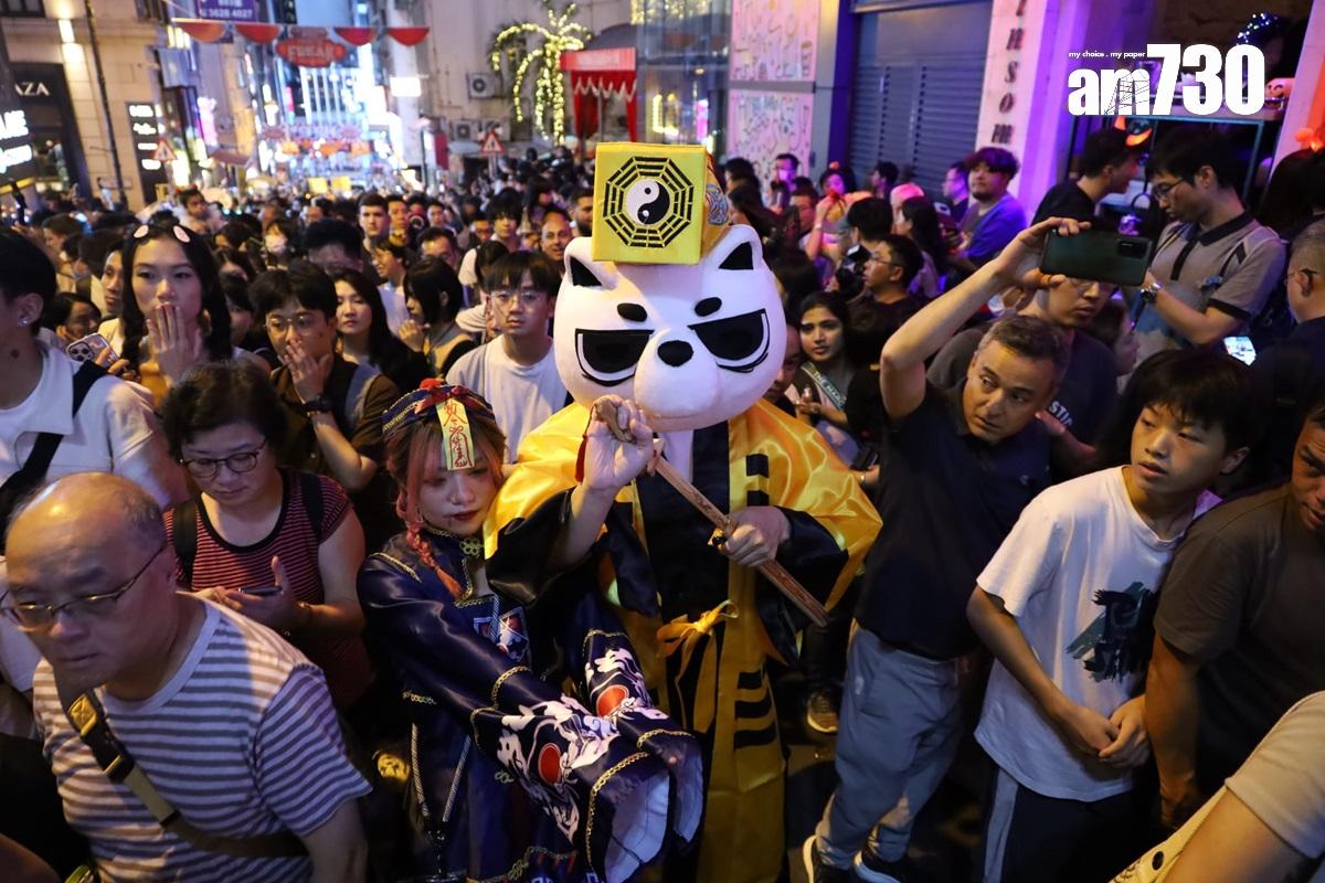 在萬聖節前夕,蘭桂坊擠滿大批悉心打扮的市民。(鍾式明攝)