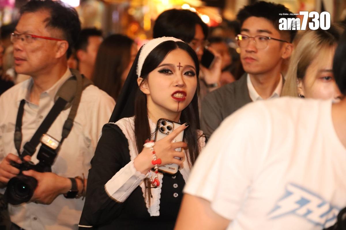 在萬聖節前夕,蘭桂坊擠滿大批悉心打扮的市民。(鍾式明攝)