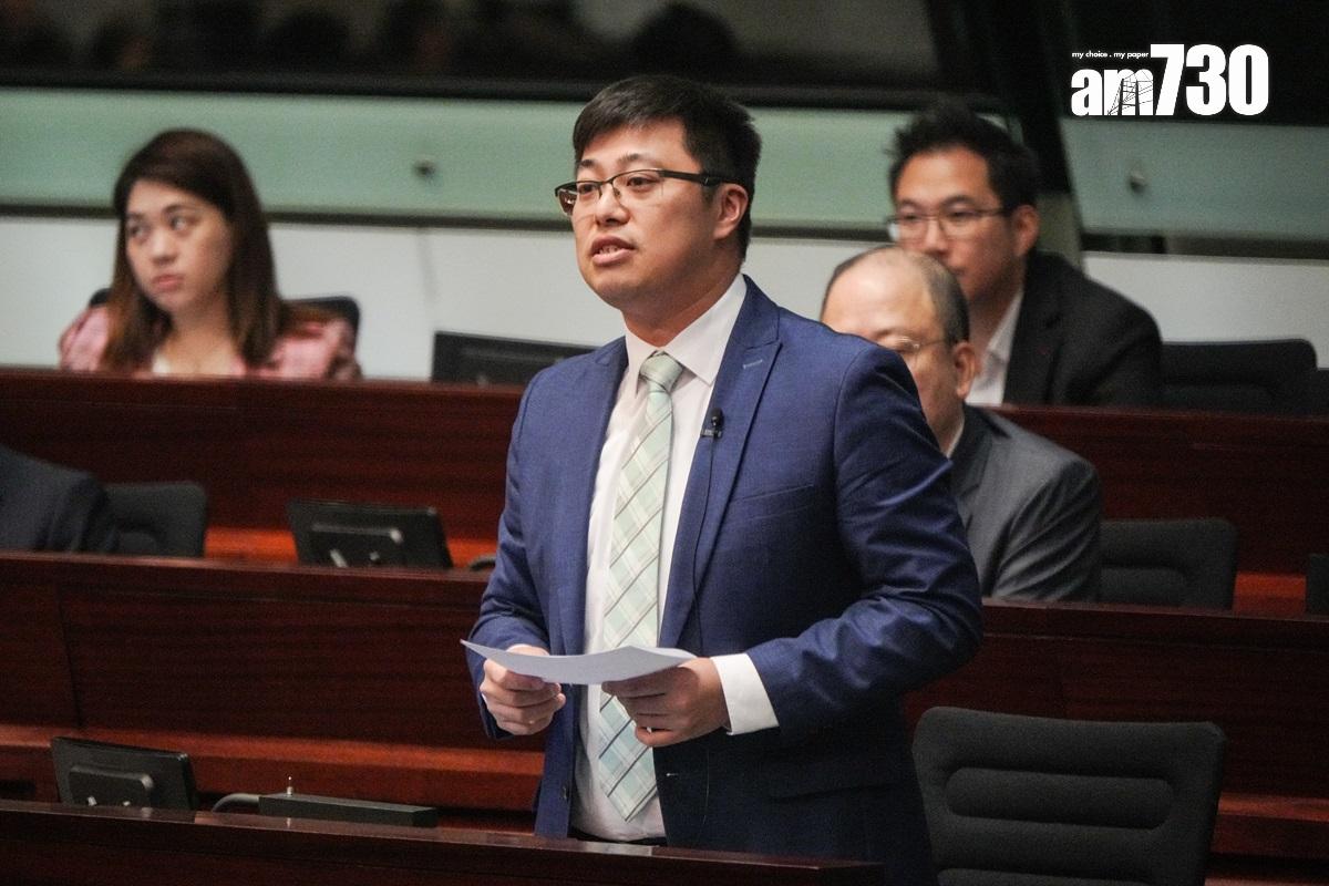 打綠色呔嘅顏汶羽今日講到九龍東兩個智慧綠色集體運輸。(李睿哲攝)