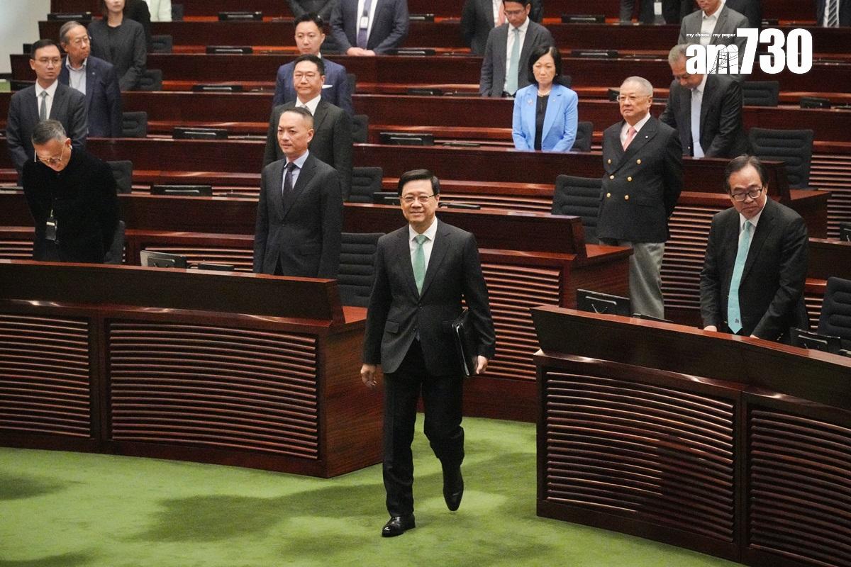 李家超今日去立法會出席「施政報告問答會」,有議員都配合打返條綠色呔。(李睿哲攝)