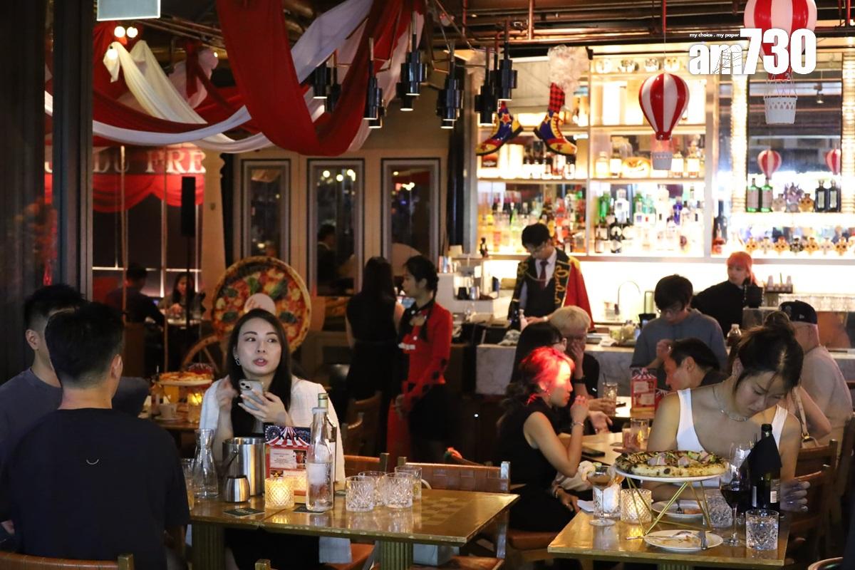 在萬聖節前夕,蘭桂坊擠滿大批悉心打扮的市民。(鍾式明攝)