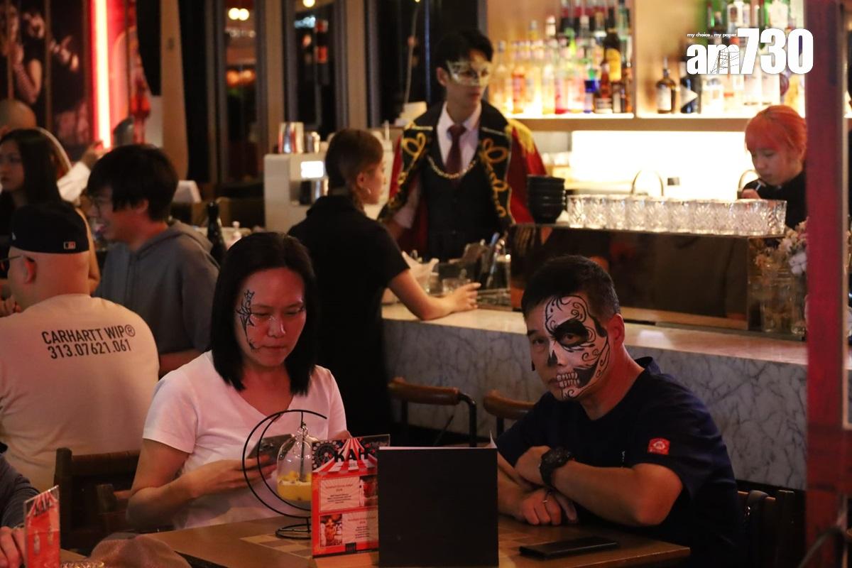 在萬聖節前夕,蘭桂坊擠滿大批悉心打扮的市民。(鍾式明攝)