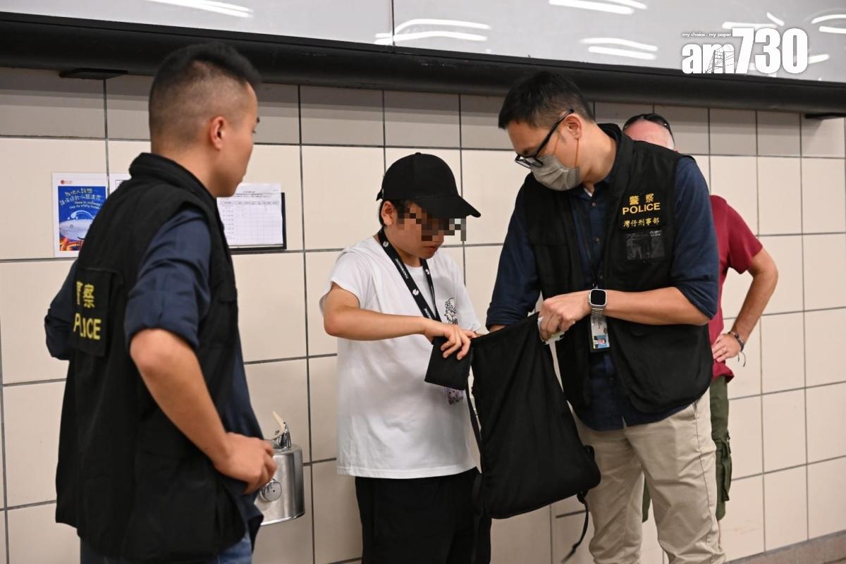 有觀眾展示香港旗遭警員帶走並搜查隨身物品。(陳奕釗攝)