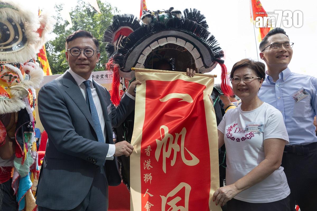 周潔冰(中)笑言,負責「上岸」工程的議員都已歷經三代,梁熙(右)亦稱由他從張國鈞(左)手上接力跟進。(蘇文傑攝)