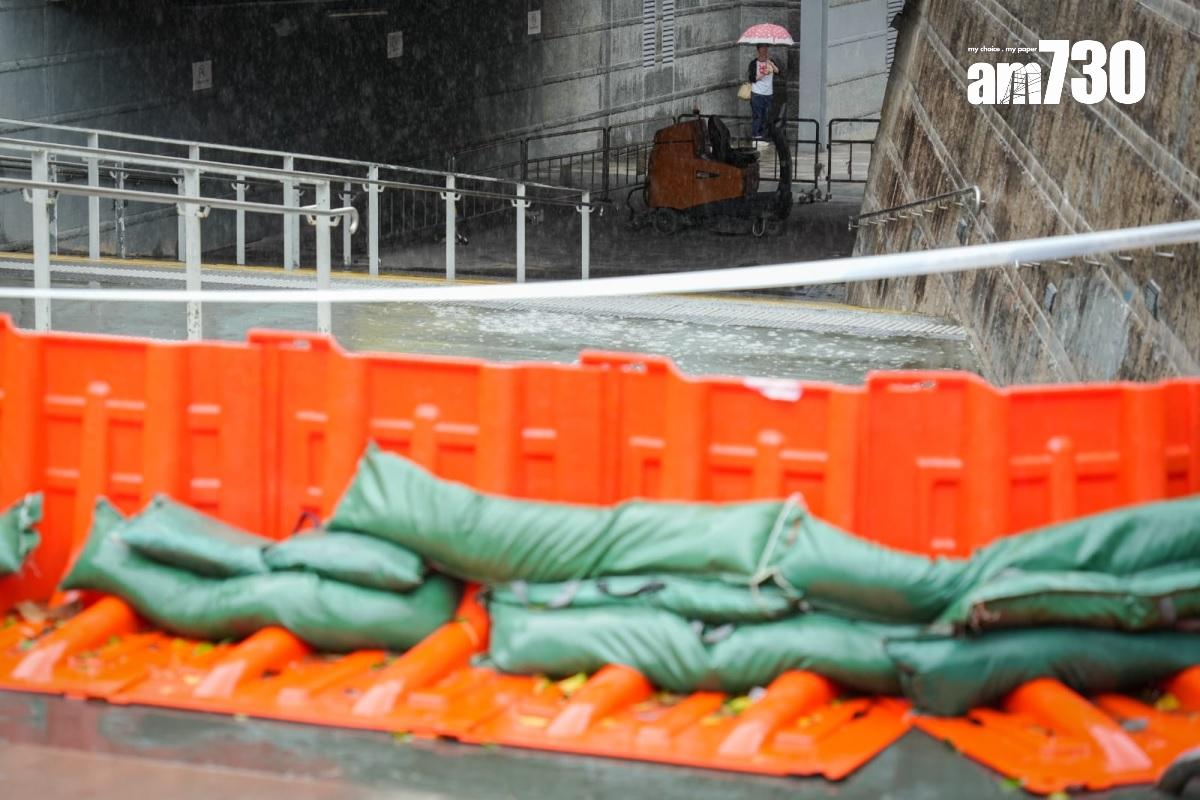 颱風小犬|上月世紀暴雨下成重災區的黃大仙中心,今日已在商場入口外擺放擋水板和堆起沙包。(李睿哲攝)