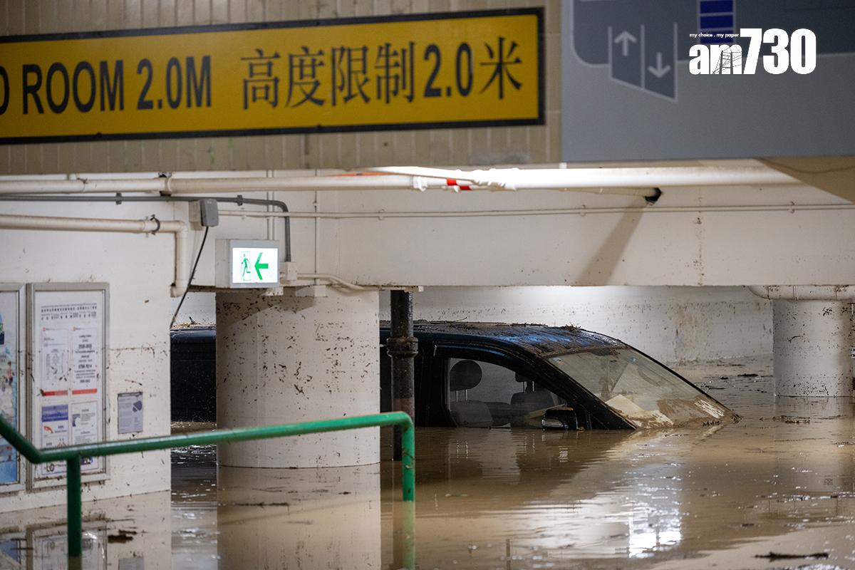 環翠邨停車場9月出現嚴重水浸,場內汽車幾乎淹浸至沒頂。(資料圖片/陳奕釗攝)