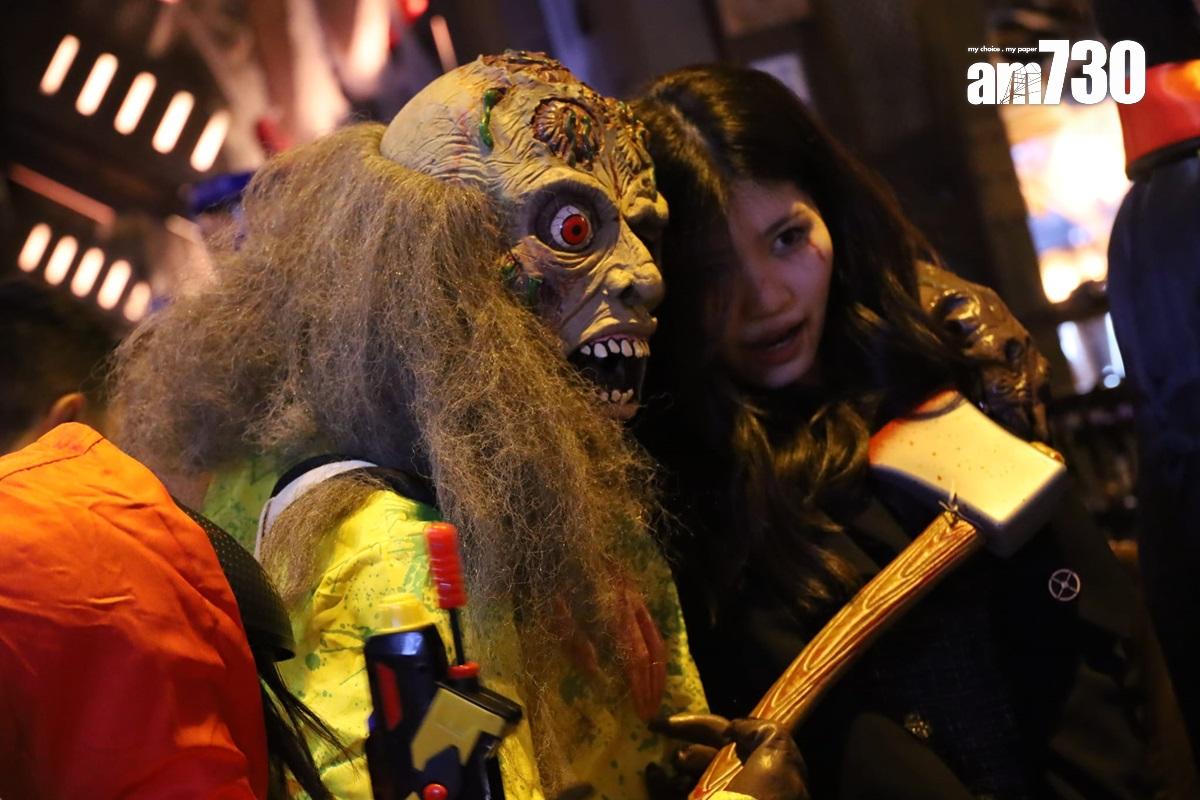 在萬聖節前夕,蘭桂坊擠滿大批悉心打扮的市民。(鍾式明攝)