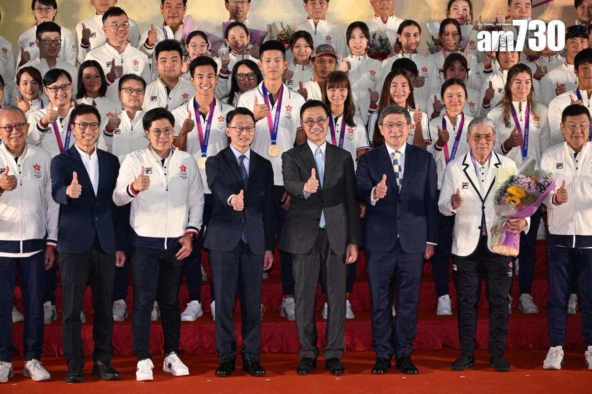 港府在機場為杭州亞運港隊代表團舉行歡迎儀式。(陳奕釗攝)