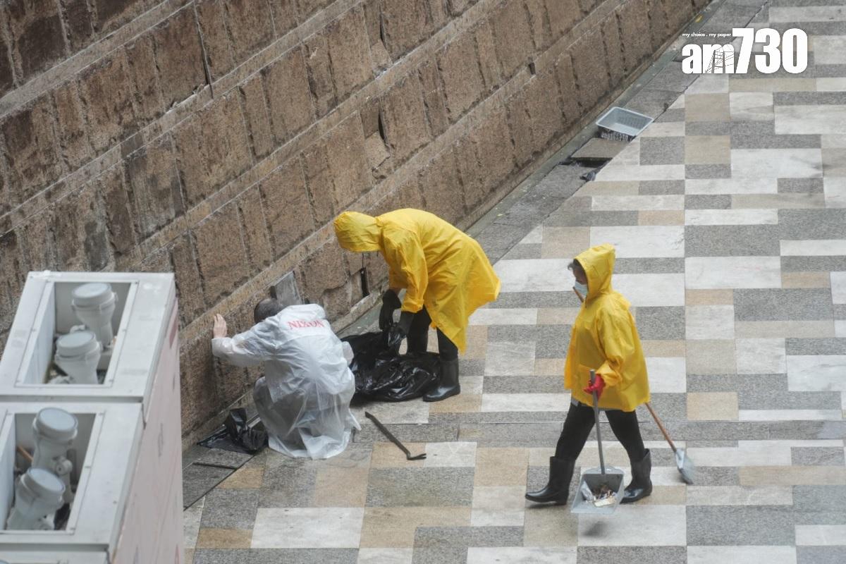 颱風小犬|黃大仙中心外有工人加緊清理去水渠。(李睿哲攝)