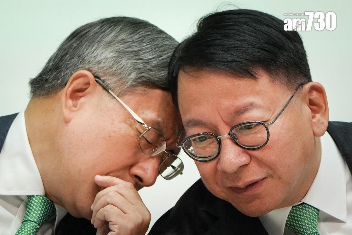 政務司正副司長陳國基(右)同卓永興(左)齊齊打綠色呔。(李睿哲攝)