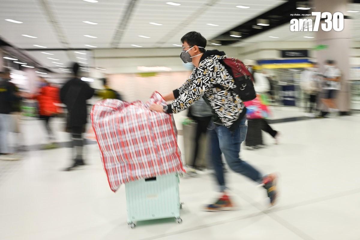 社會關注本港與內地恢復通關後,周末和長假期大量港人北上消費。(資料圖片/李睿哲攝)